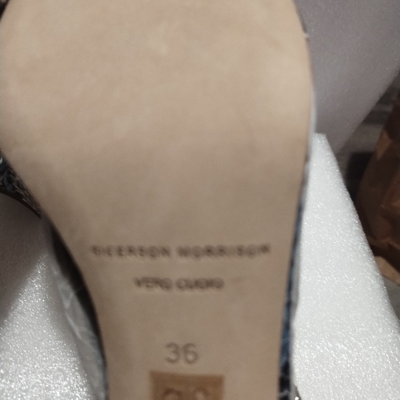 Sigerson Morrison stylish Blue and White Snake Print Women's Shoes - Picture 5 of 6